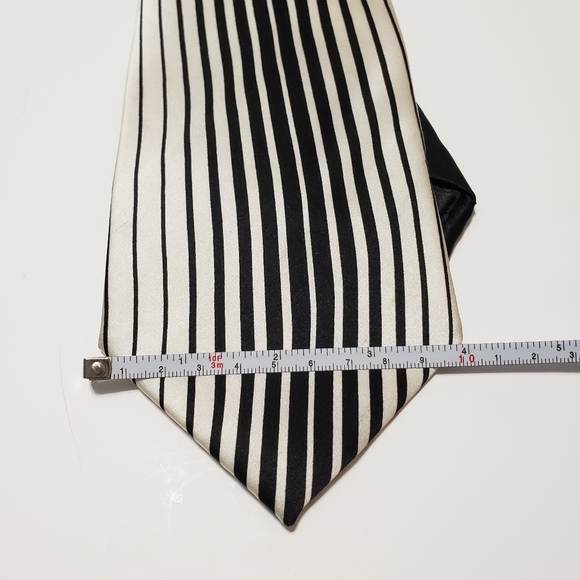 EUC Black & white stripped tie & pocket square set - Picture 6 of 7